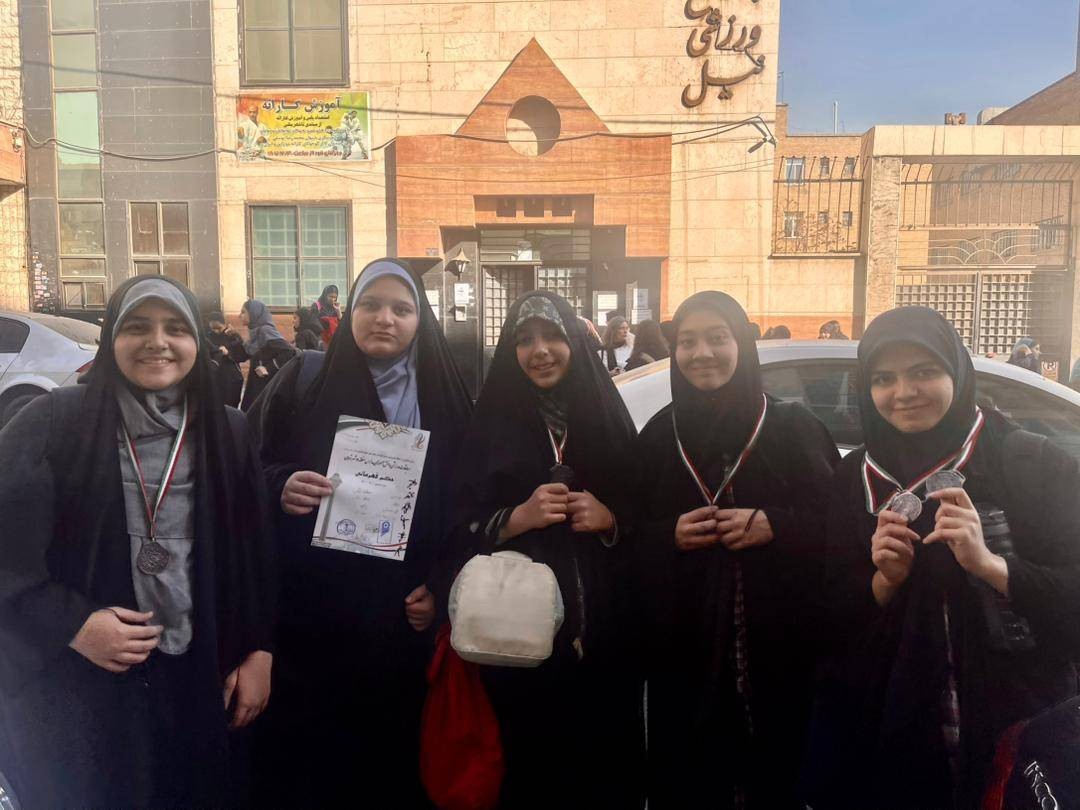 نتايج درخشان تیم شنای دانش‌آموزان متوسطه اول روشنگر